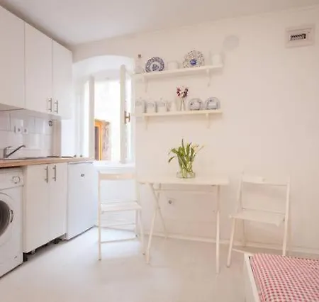 Vintage Old Town Apartment *